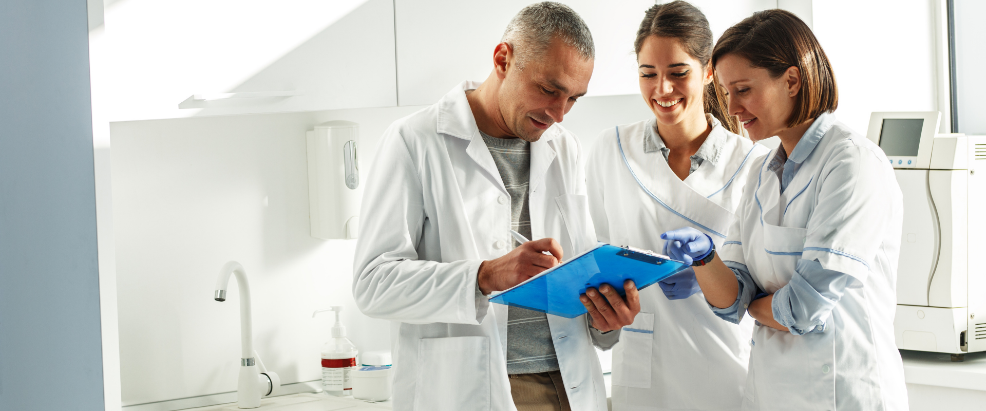 Morning huddles & team meetings for practice efficiency